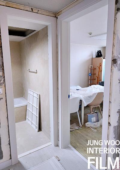 탄성코트 작업 후 정돈 중인 복도 공간