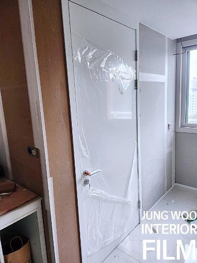 도어 프레임과 안쪽 유리 패널의 접점