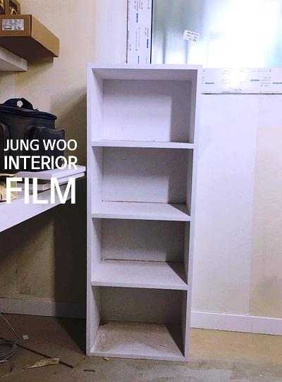 화이트 톤으로 마감된 내부 선반