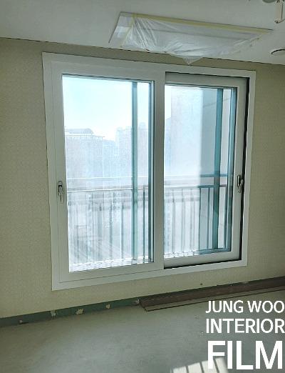 색상이 입혀지고 있는 창문 전경