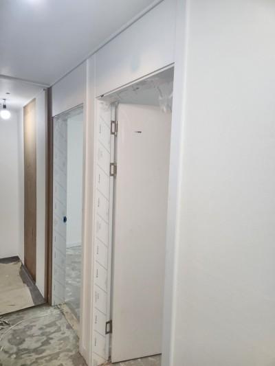 금색 힌지가 노출된 복도 문짝과 문틀