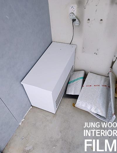 정밀한 마감을 위해 소형 도구를 사용하는 장면