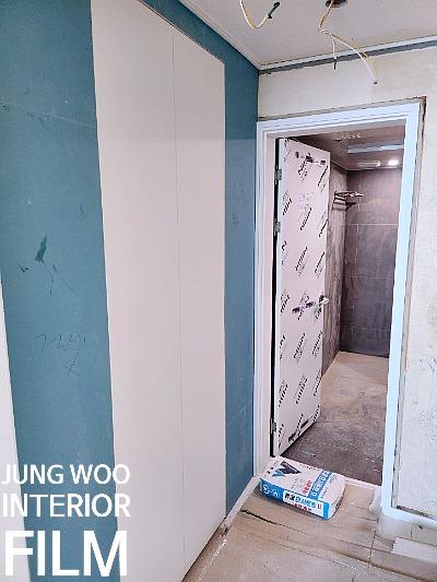 흙바닥 상태의 복도와 노출된 천장 전선