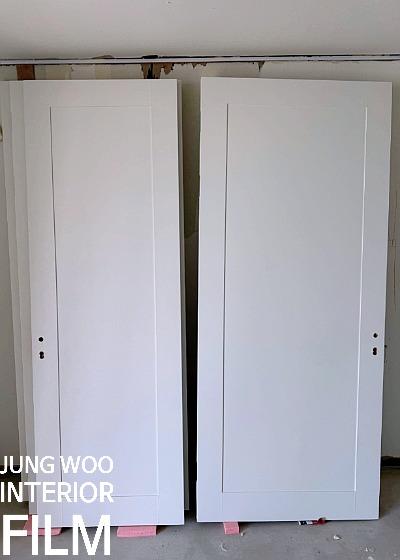 새 옷을 입기 전의 도어 시공 현장