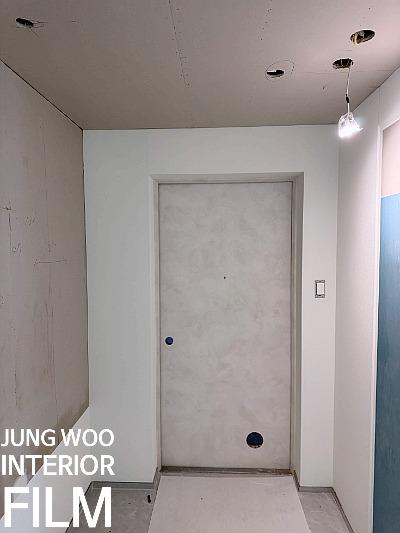 회색 도어가 설치되어 차분해진 복도의 풍경