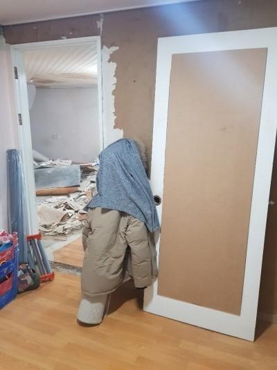 벽면이 벗겨진 채 자재가 놓인 실내 철거 현장