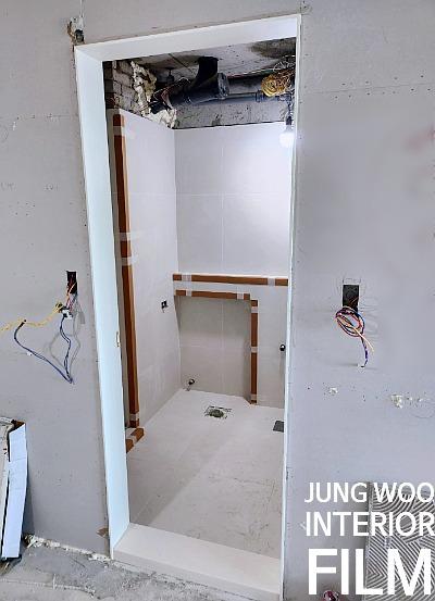 전선과 배관이 노출된 타일 작업 구간의 모습