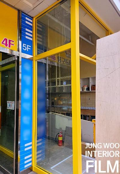 노란색 구조물과 4F/5F 표시가 보이는 내부