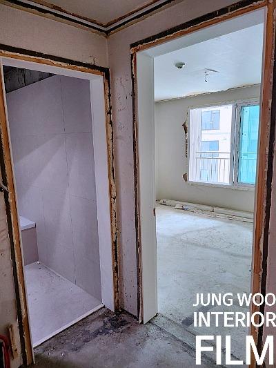 천장 마감 작업 중인 벽면과 문틀의 흠집 상태