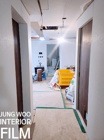 천장 전선이 노출된 복도 공간의 기초 작업 모습