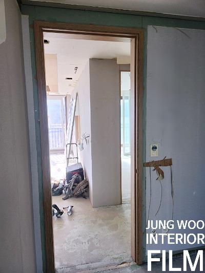 도어 손잡이와 작업 도구들이 놓인 모습