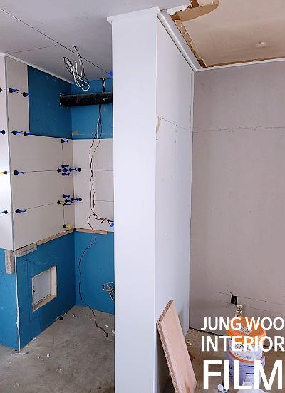 천장 보드 부착과 전선 노출이 보이는 내부 현장