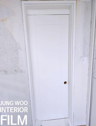 시공이 완료되어 가는 도어 문짝과 프레임