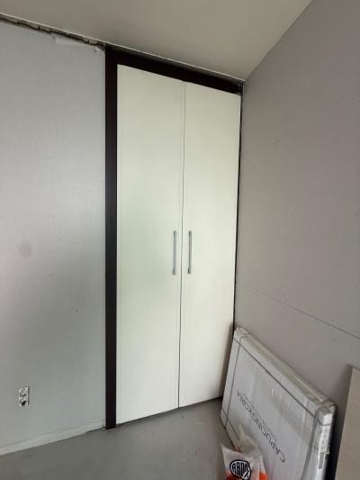 불투명 도어 패널과 수납장의 시공 상태
