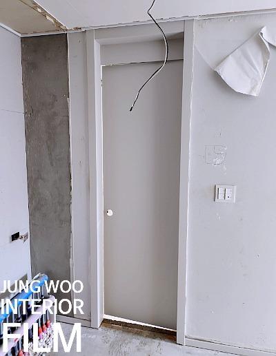전선이 노출된 천장과 콘크리트 벽면