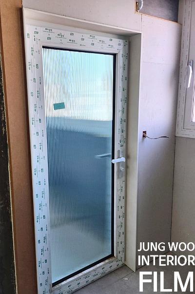 도어 힌지와 상부 프레임의 근접 모습
