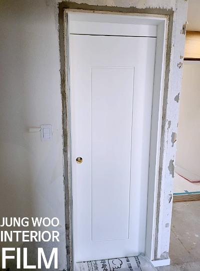 정밀하게 커팅 중인 도어 프레임 상단