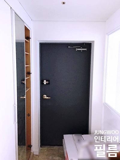 내부 선반까지 마감된 수납장 안쪽