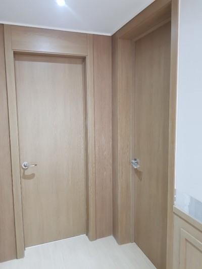 힌지가 보이는 여닫이 도어의 근접 모습