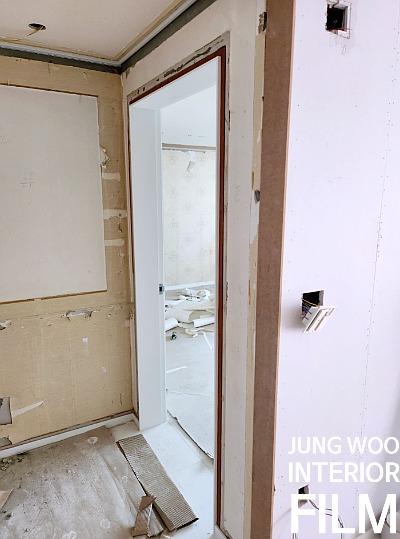 도어 프레임 주변의 마감 작업 과정