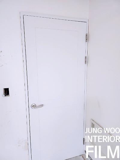 힌지 부분이 노출된 여닫이 도어의 측면
