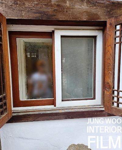 목재 프레임과 유리 패널의 접합부
