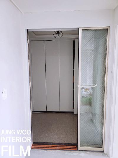 우드톤 바닥 위 수납장 하단 작업 과정
