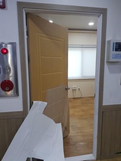 밀착 시공된 여닫이 도어 상부와 프레임