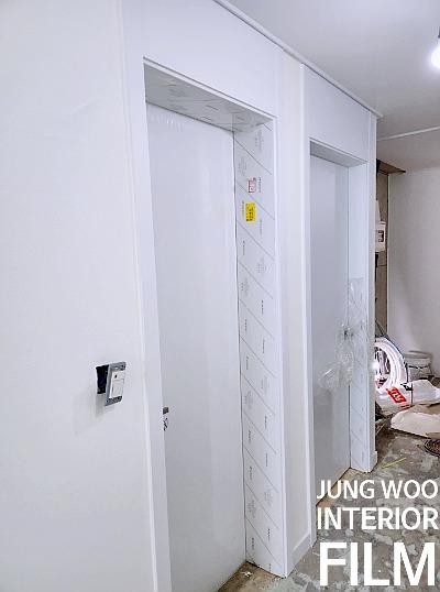 보양재와 테이프로 작업 영역을 구분한 복도