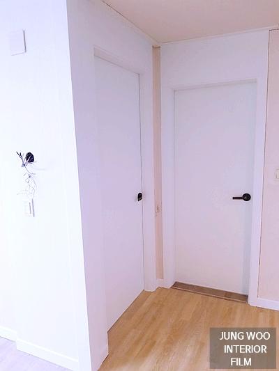 화이트 도어가 나열된 복도 전경