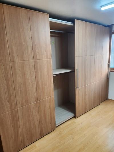 수납장 내부 선반의 필름 래핑 과정