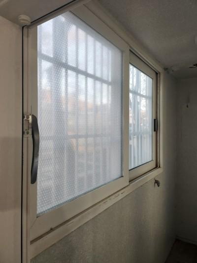 창문 프레임에 필름을 밀착시키는 모습
