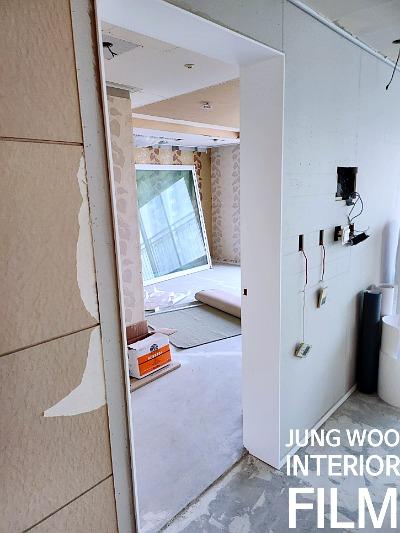 창문 프레임의 이물질을 제거하는 모습