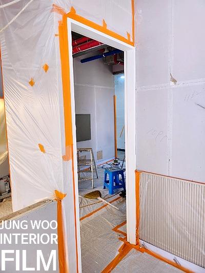 보양재와 사다리가 배치된 작업 공간