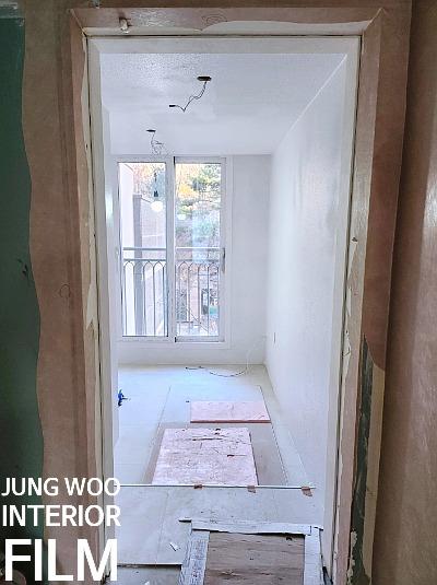 전선이 노출된 복도 천장과 흰색 타일 바닥