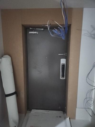 전자 잠금 장치와 케이블이 보이는 도어 주변