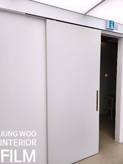 슬라이딩 도어 상부 레일과 프레임