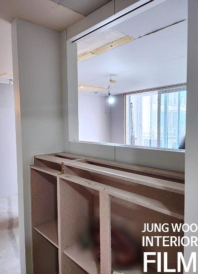 수납장 프레임과 천장 구조물이 드러난 상태