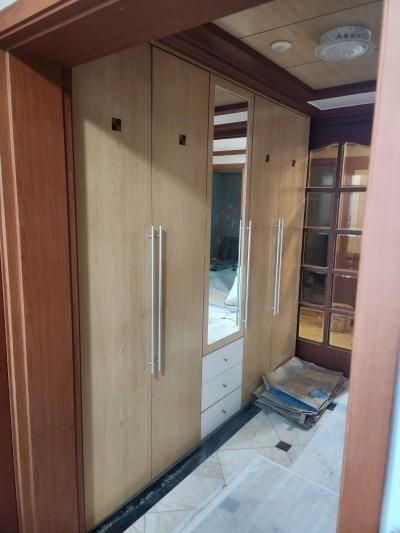 수납장과 타일 바닥의 접점