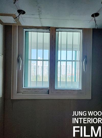 창문 손잡이와 프레임의 디테일