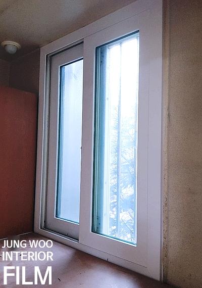화이트 톤으로 깔끔하게 변신한 창문 프레임