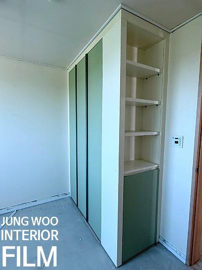 수납장 내부 선반의 필름 부착 모습