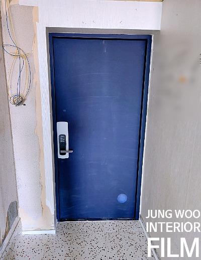 파란색 도어와 전선이 노출된 현관 입구
