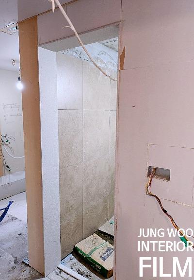 전선이 노출된 벽면과 먼지가 보이는 바닥