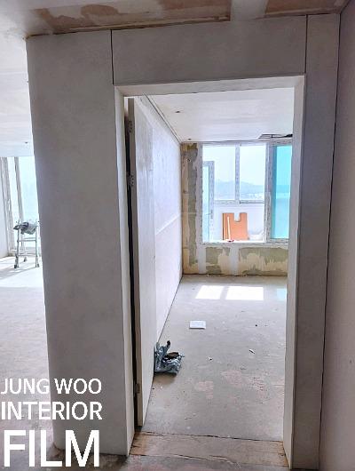창문 근처 마감이 되지 않은 복도 벽면
