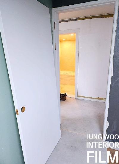 타일 면이 보이는 공간의 세부 장면