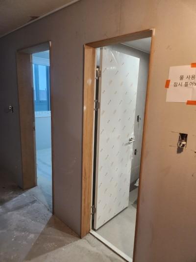 나무 재질 문틀이 보이는 복도 공간