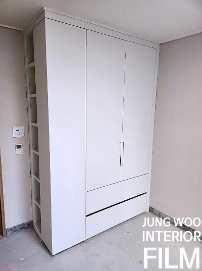 수납장과 벽면의 톤을 맞추는 작업 과정