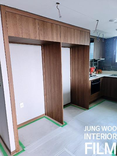 바닥재와 조화를 맞추는 수납장 필름 작업