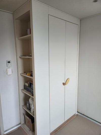 수납장과 불투명 도어 패널의 접합부 작업